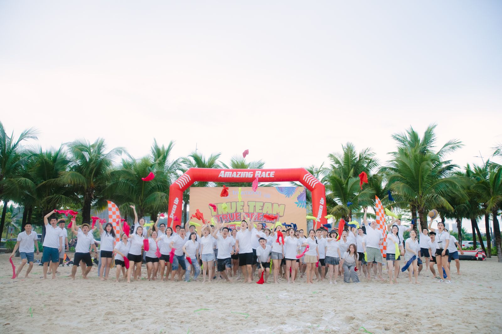 Team building cùng Links Travel: Quậy tưng bừng tại bãi biển Hạ Long
